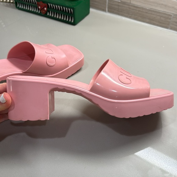 Gucci Women’s Rubber Sandal Wolf Rose - Platform Block Heel Mule - Gucci Slide. - Picture 5 of 8